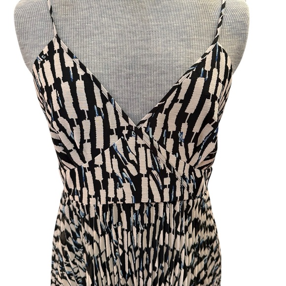 Uniqlo Sleeveless, v-neck, midi, geometric print, asymmetrical hem, full skirt - Picture 5 of 8